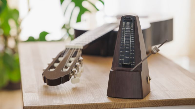 Sử dụng máy đánh nhịp metronome để tăng dần tốc độ tập đàn