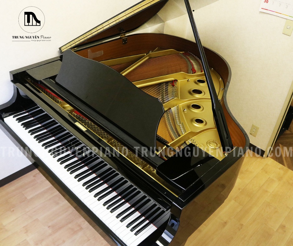 Lớp sơn đen bóng (Polished Ebony) cổ điển được hoàn thiện tỉ mỉ của Đàn Piano Grand Yamaha G1