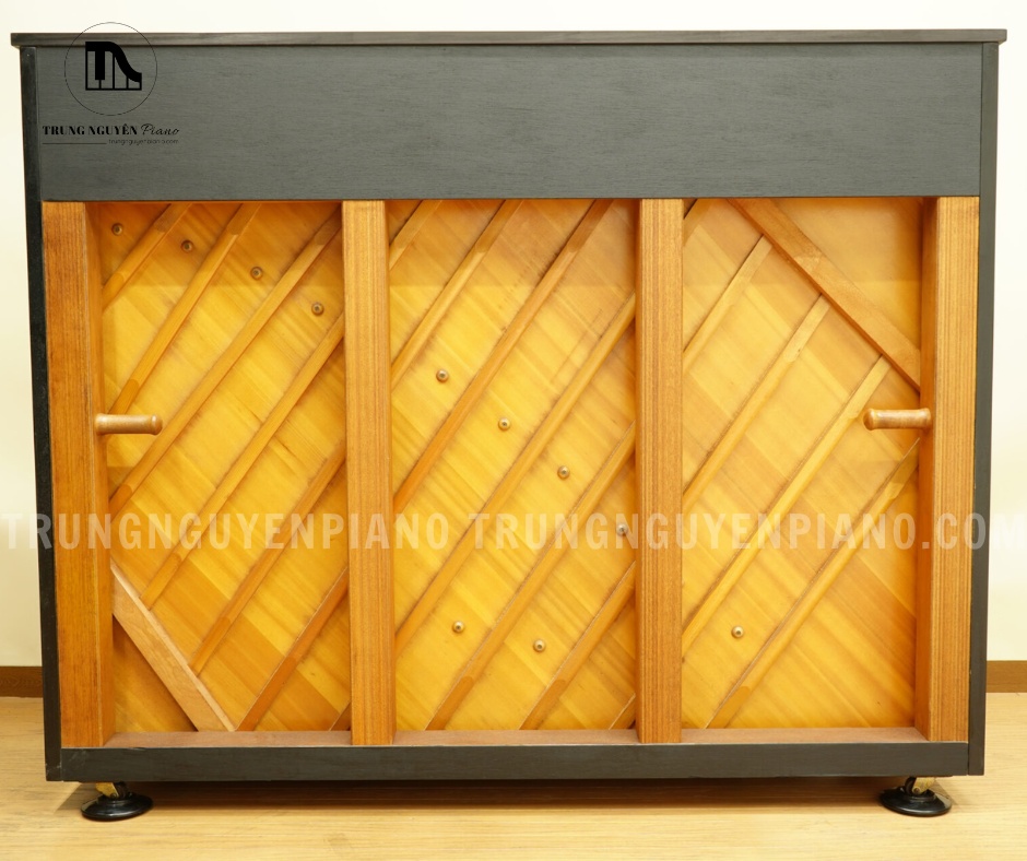 Mặt sau đàn piano Kaiser K1A với khung gỗ và bảng cộng hưởng
