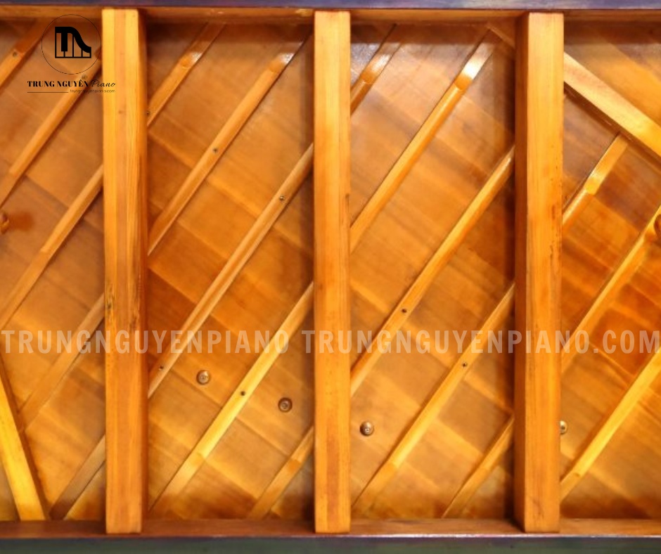 Đàn Piano Rolex KR22 4 Bảng cộng hưởng gỗ vân sam phía sau đàn piano Rolex KR22