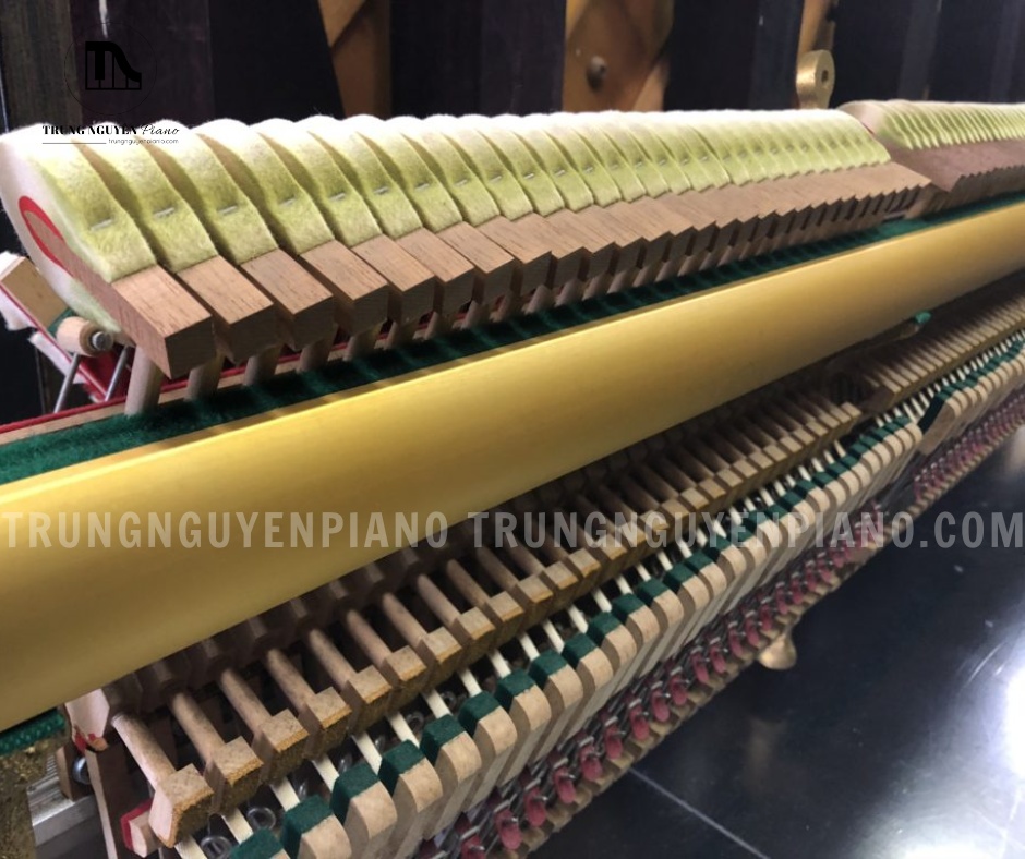 Đàn Piano Wagner HW-30 14 Chi tiết thanh chốt bộ máy và dàn búa nỉ được sắp xếp đều đặn
