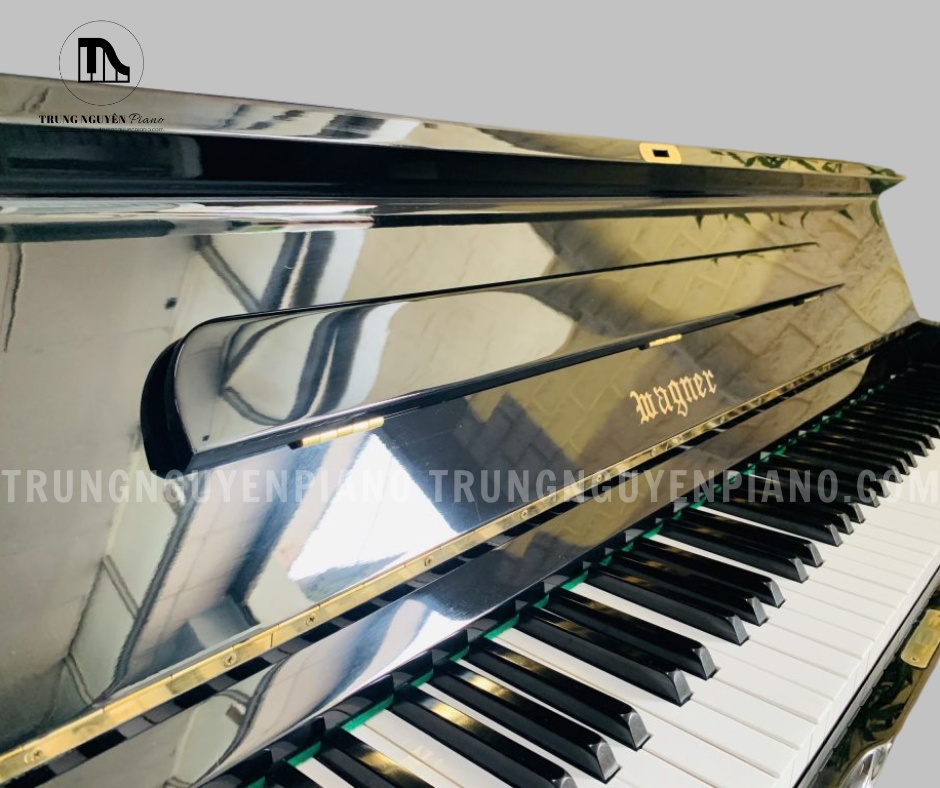 Thiết kế mặt trước đàn piano Wagner W20 với lớp sơn đen bóng, tạo vẻ sang trọng và hiện đại