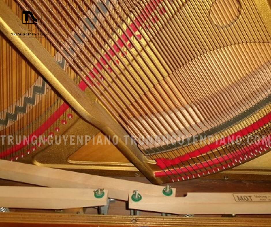 Đàn Piano Wagner W5 9 Cận cảnh hệ thống dây đàn và khung kim loại bên trong, giúp Wagner W5 tạo âm thanh sáng, rõ và giữ độ ổn định lâu dài