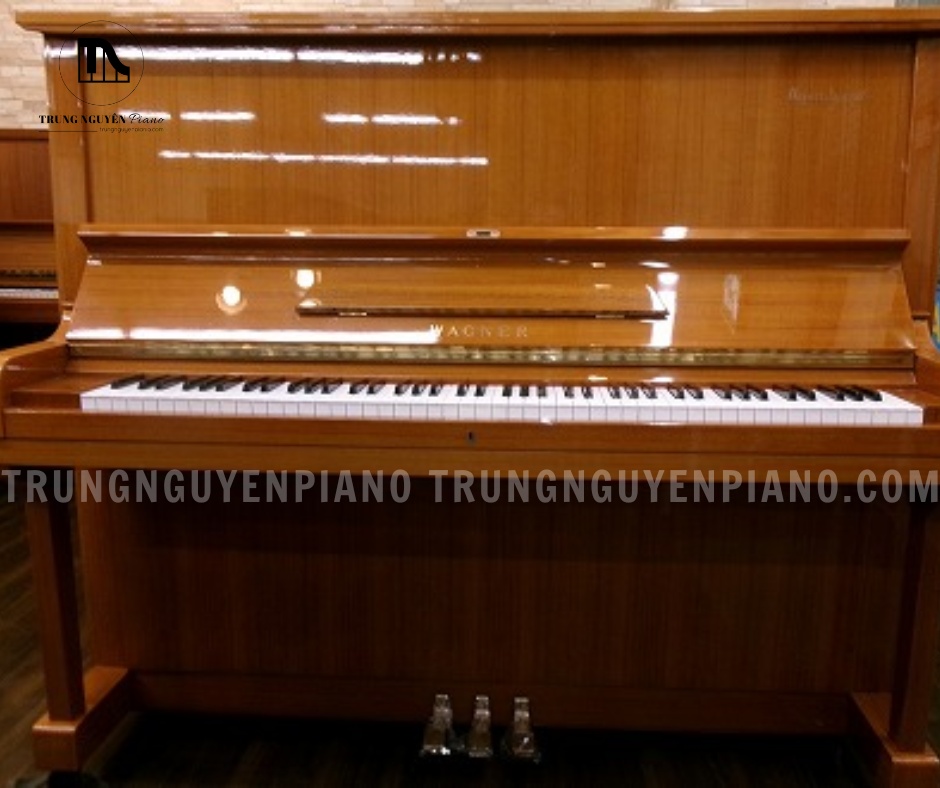 Đàn Piano Wagner W5 3 Mặt trước đàn với lớp sơn vân gỗ sáng, tạo cảm giác gọn gàng và ấm áp