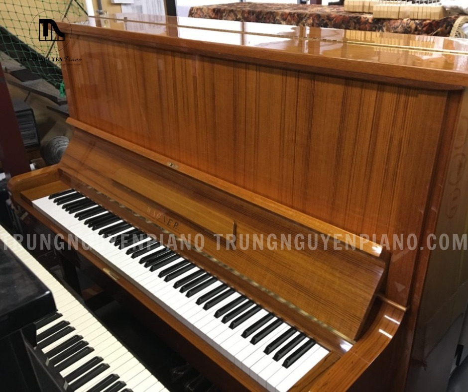 Đàn Piano Wagner W5 6 Góc nghiêng đàn cho thấy chiều cao lớn, giúp tiếng đàn vang và có lực hơn