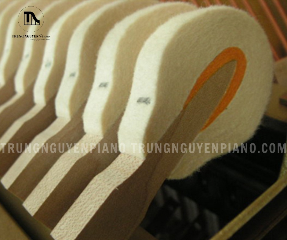 Đàn Piano Yamaha HQ300 9 Đàn Piano Yamaha HQ300 sử dụng búa đàn được bọc nỉ lông cừu cao cấp, được ép chặt tạo ra độ cứng tối ưu