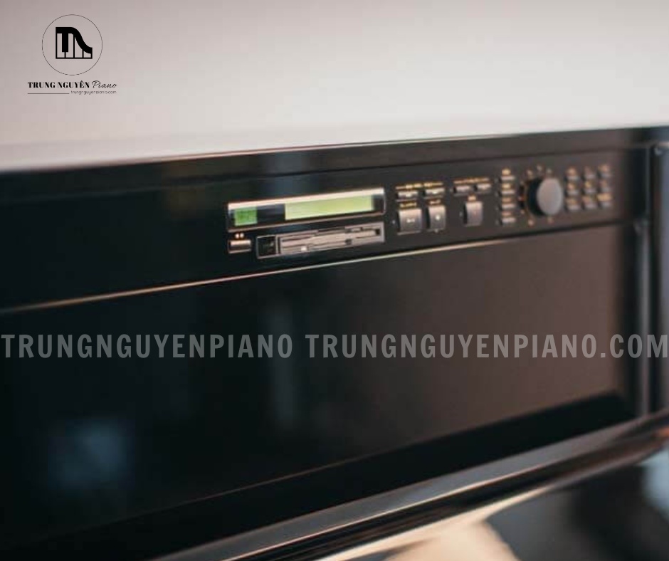 Yamaha HQ90 được trang bị bộ máy cơ học chuẩn Yamaha