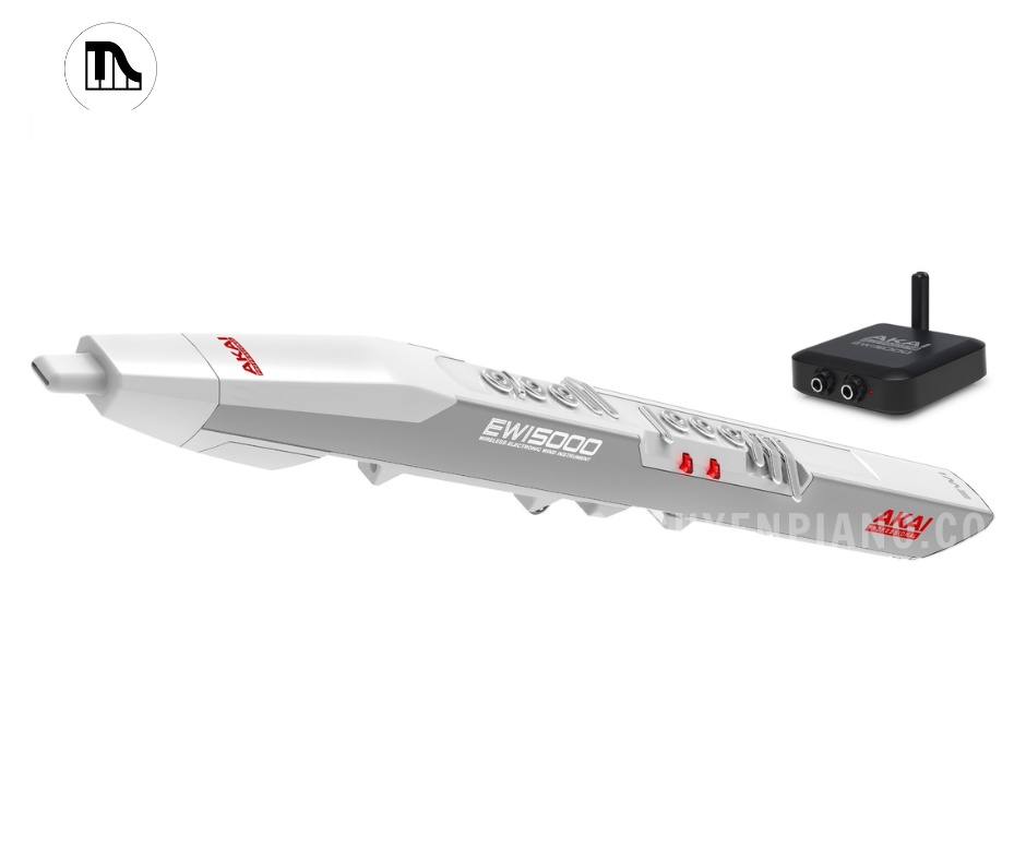 Akai EWI5000W với thiết kế màu trắng hiện đại, kèm bộ thu tín hiệu không dây 2.4GHz cho biểu diễn linh hoạt