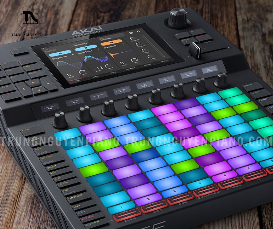 Cận cảnh ma trận pad và hệ thống núm điều khiển trên Akai Force