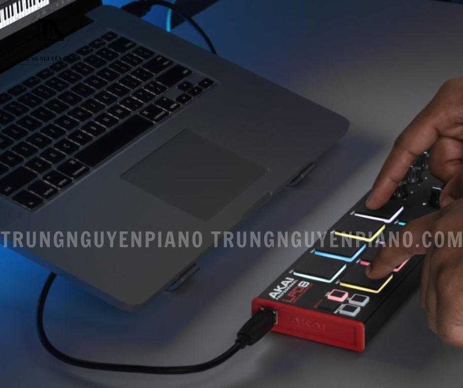 Akai LPD8V2 kết nối trực tiếp với laptop, hỗ trợ làm nhạc di động mọi lúc