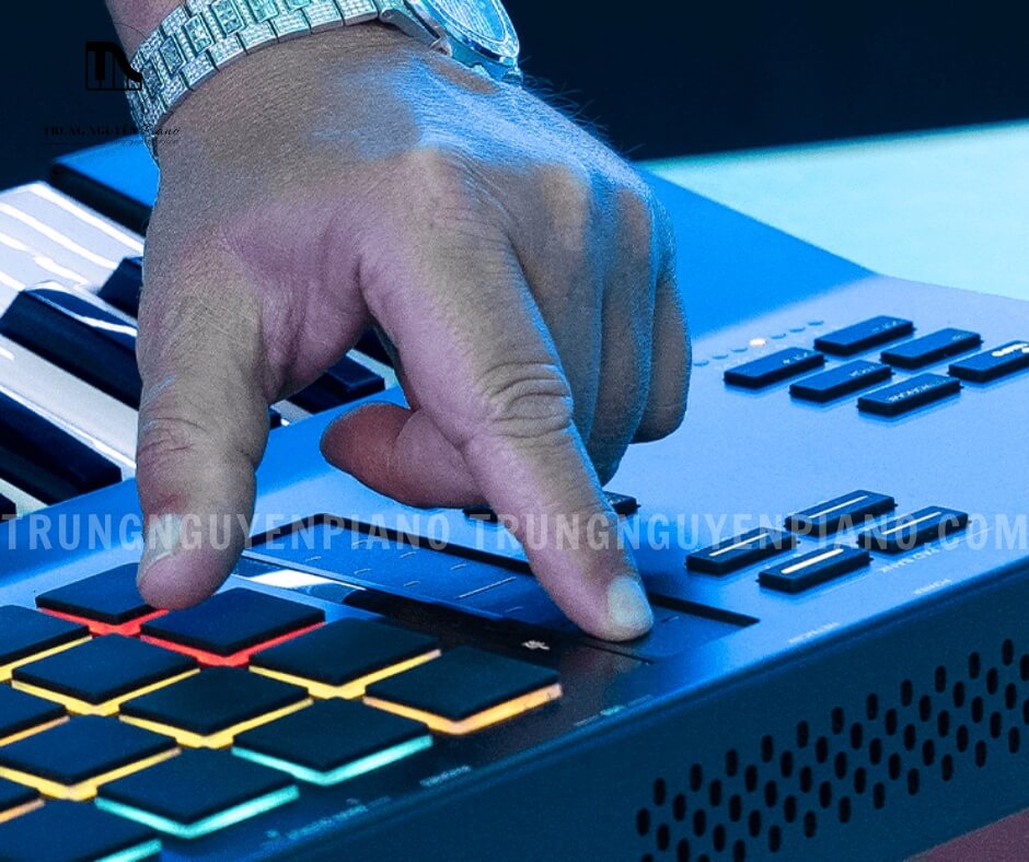 Keyboard Akai MPC Key 61 11 Hệ thống pad cảm ứng lực của MPC Key 61 trong quá trình thao tác thực tế