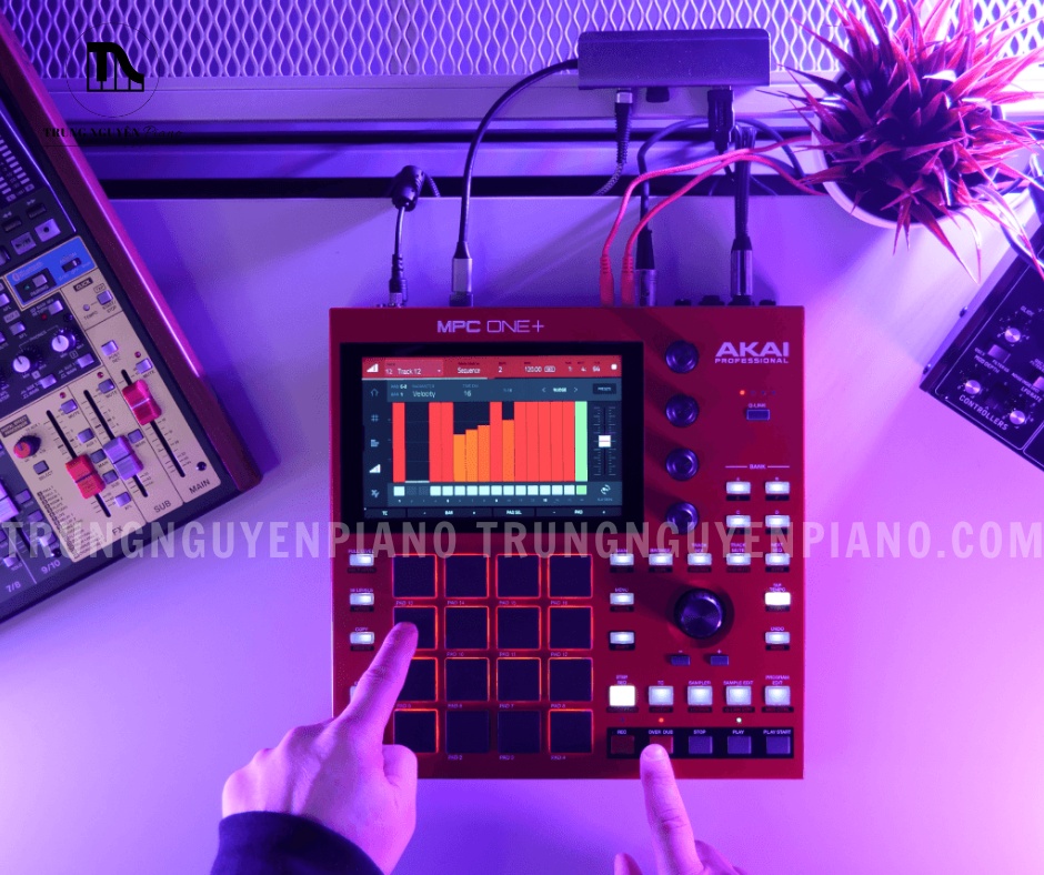 Akai MPC One+ trong setup thực tế, hỗ trợ làm beat và thao tác trực quan không cần máy tính