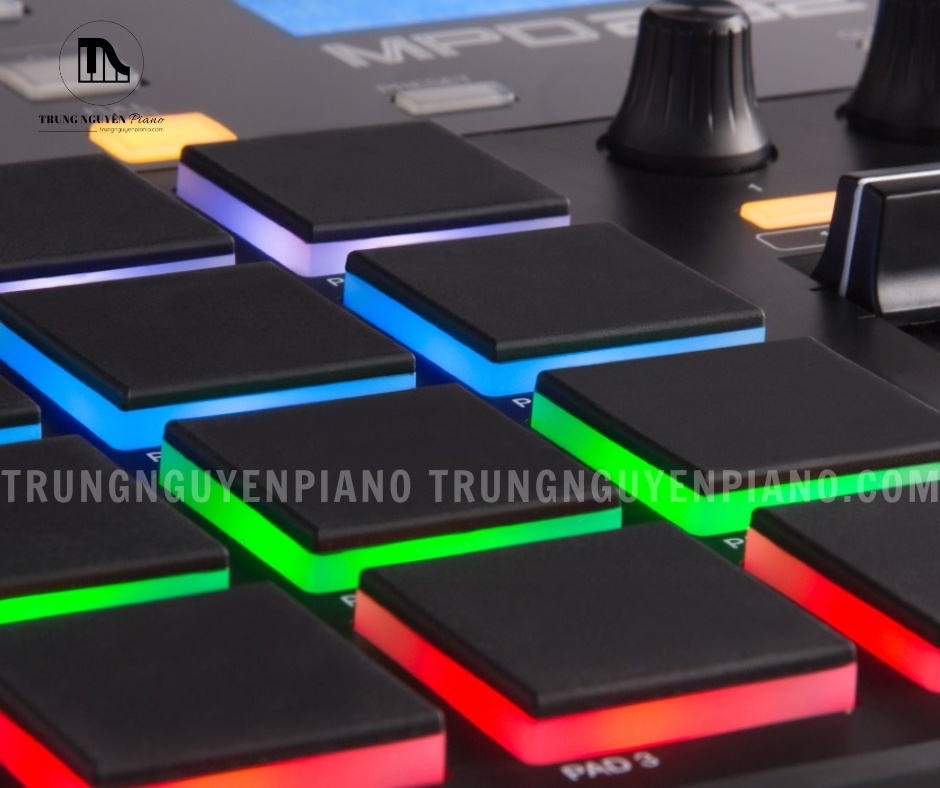 MIDI Pad Controller Akai MPD232 3 Cận cảnh pad MPC Thick Fat RGB, mang lại cảm giác gõ chân thực và phản hồi chính xác
