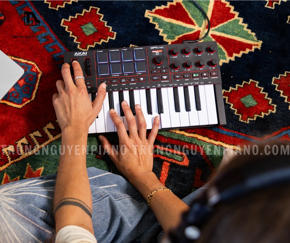Akai MPK Mini MK4 với thiết kế nhỏ gọn, bố cục phím – pad – núm xoay khoa học, phù hợp làm nhạc di động và phòng thu tại gia