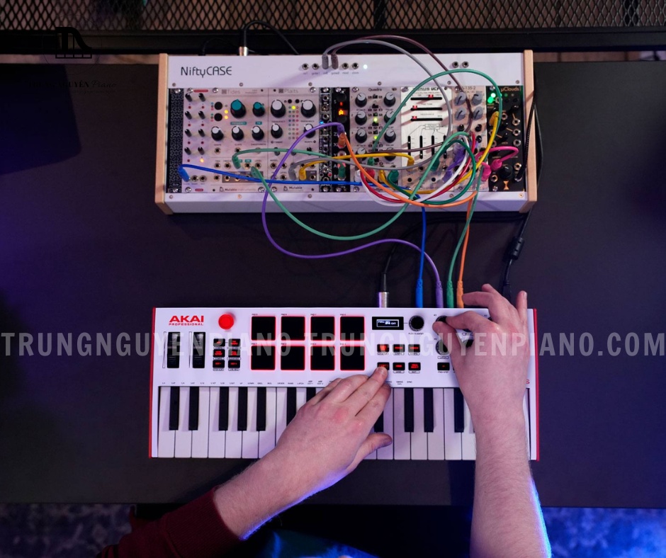 Keyboard Akai Professional MPK Mini Plus 3 Akai MPK Mini Plus thể hiện sức mạnh hoạt động độc lập khi kết nối và điều khiển trực tiếp hệ thống Modular Synth qua cổng CV/Gate