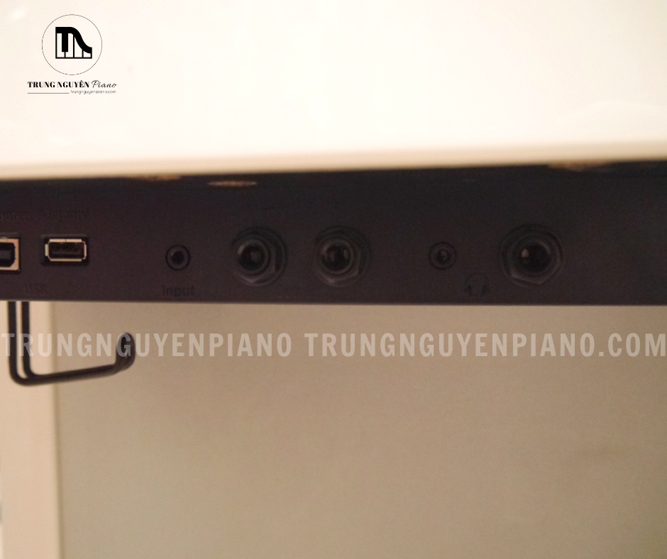 Piano Điện Roland LX708 9 Cụm cổng kết nối phía sau Roland LX708, hỗ trợ USB, Audio và kết nối linh hoạt cho phòng thu, học tập