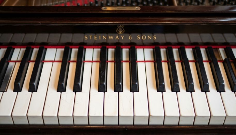 Đàn piano được biết đến với các phím trắng và đen xen kẽ