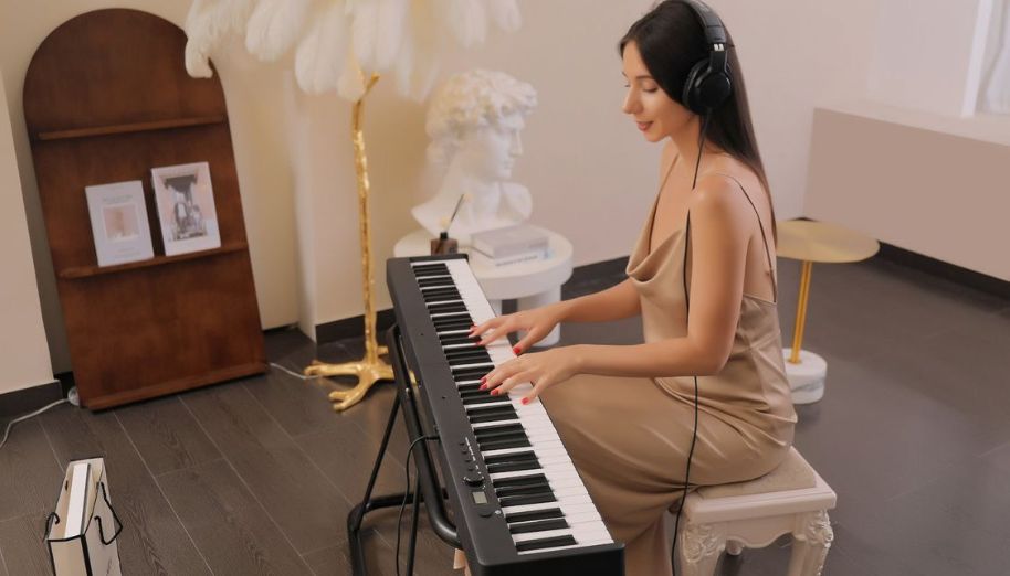 Piano gấp gọn thường được sử dụng cùng tai nghe, loa